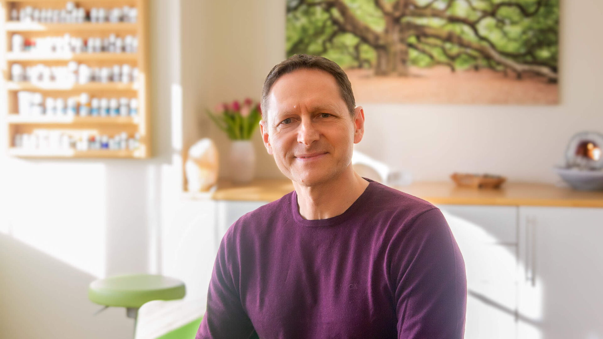 Werner Dorfner Osteopath und Heilpraktiker in seiner Praxis in Ruderting